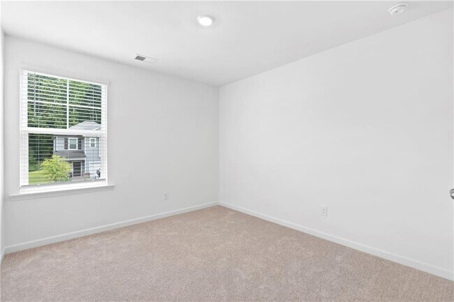 Building Photo - 828 Evergreen Rd