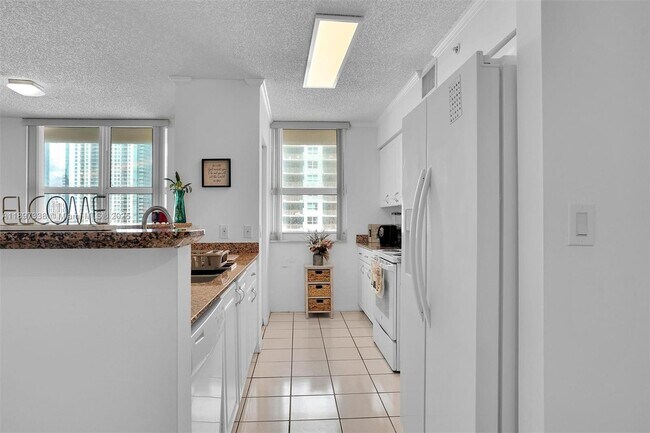 Building Photo - 1155 Brickell Bay Dr