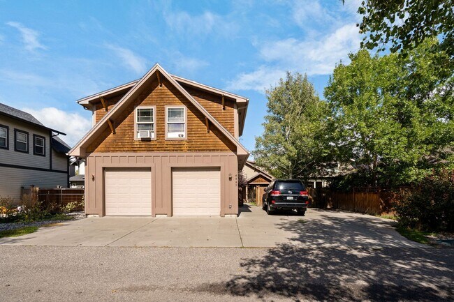 Building Photo - Spacious 3-Bedroom Home in Sought-After Valley West
