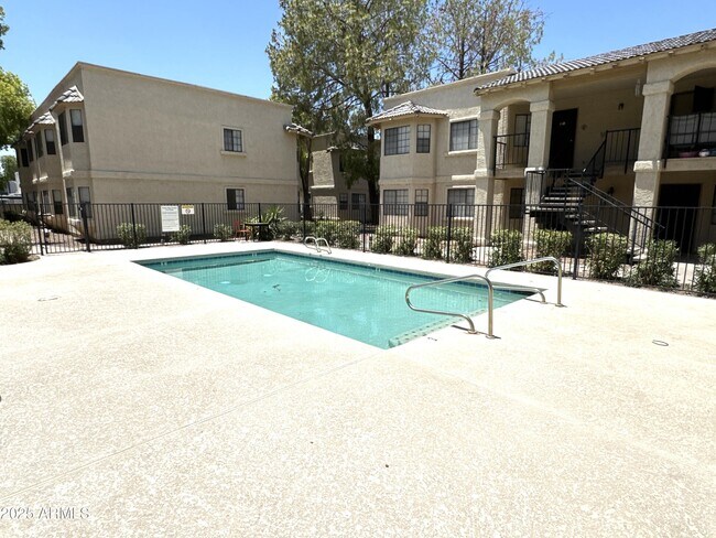 Building Photo - 925 S Longmore