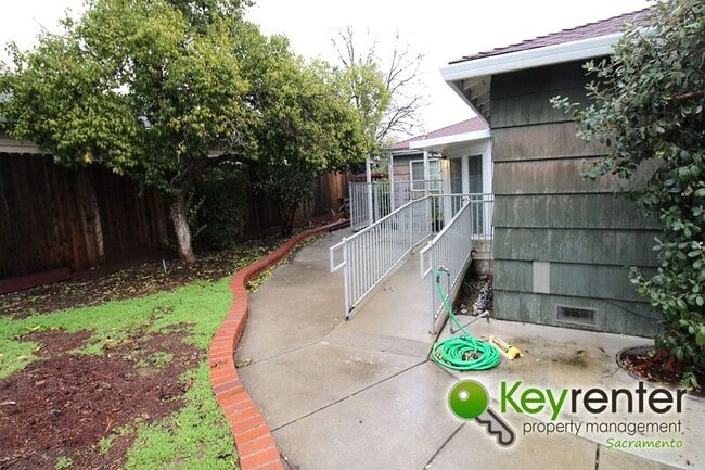 Building Photo - 3429 Braeburn St