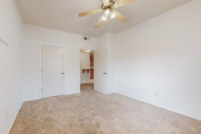 Building Photo - 6800 Vista Del Norte Dr NE