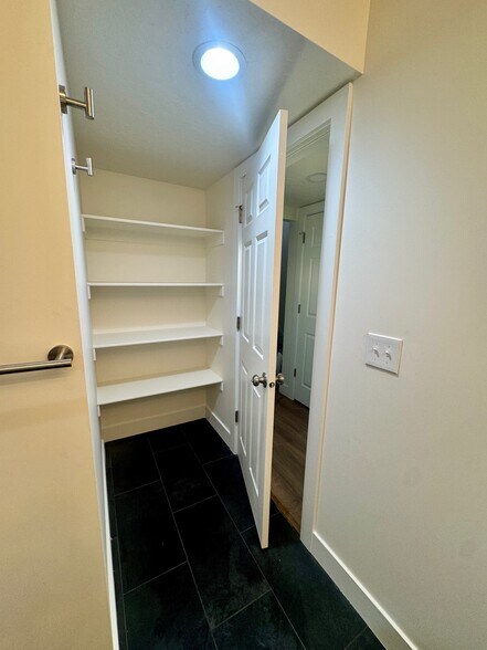 Building Photo - 917 N Dorothea Way