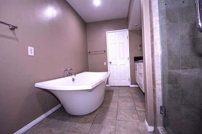 Building Photo - 848 W Huntington Dr