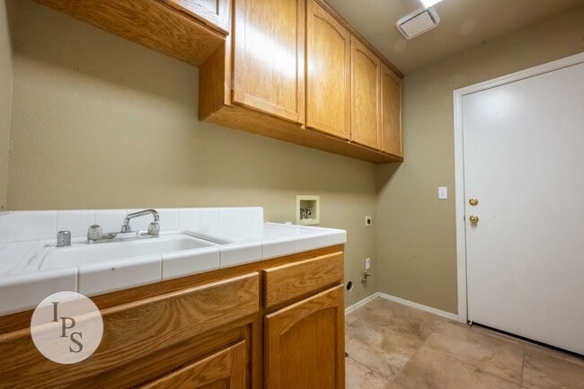 Building Photo - North Fresno Home, 4BR/3BA, in CUSD - Lots of Amenities!