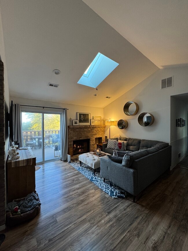 Building Photo - 906 Thornwood Dr