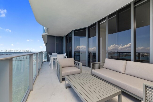 Building Photo - 700 NE 24th St