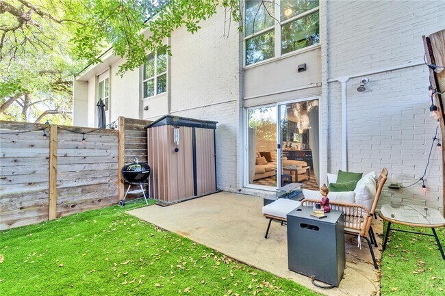 Building Photo - 3808 Southway Dr