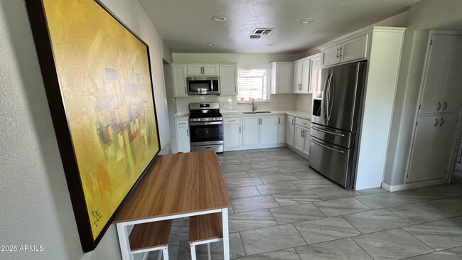 Building Photo - 222 E Southgate Ave