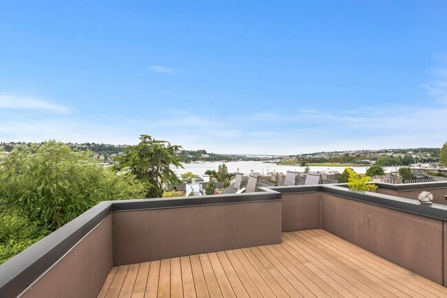 Building Photo - Gorgeous VIEW Townhome w/ 2 Master Suites in Coveted Eastlake