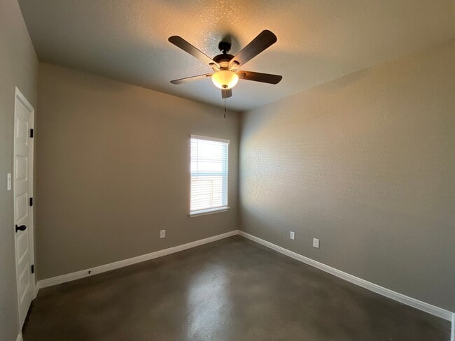 Building Photo - Beautiful Duplex in Seguin!