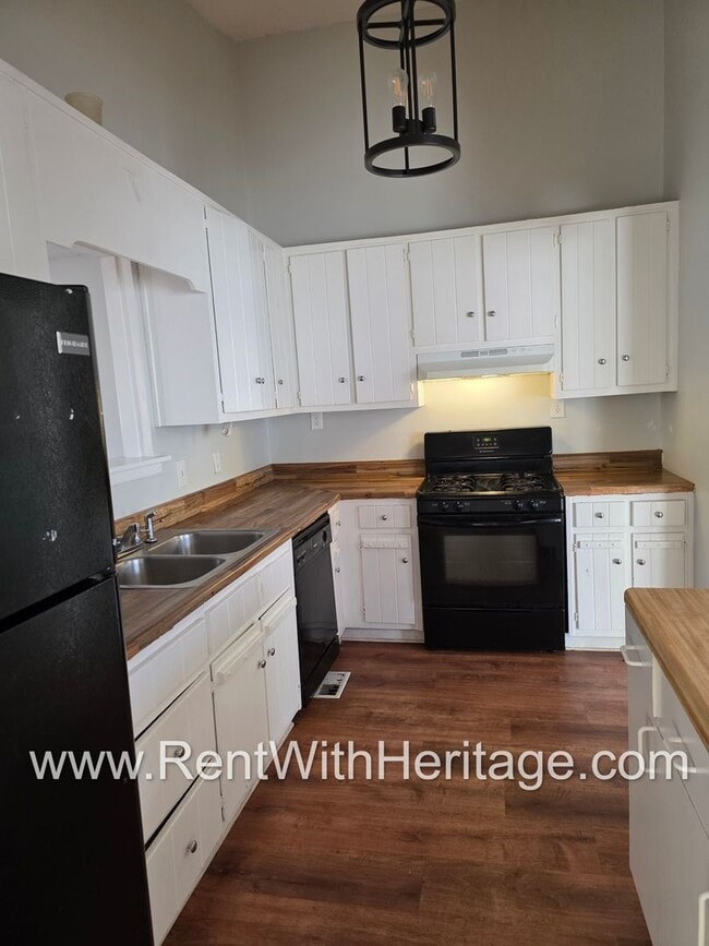 Building Photo - Amazing 3 Bedroom/ 2 Bath Home / Spacious Livingroom /  Flex Room / 1/2 Acre / Fenced Yard / Grea...