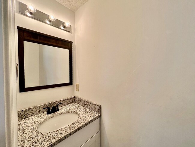 Building Photo - Updated Chimney Hill Condo Available 03-25...