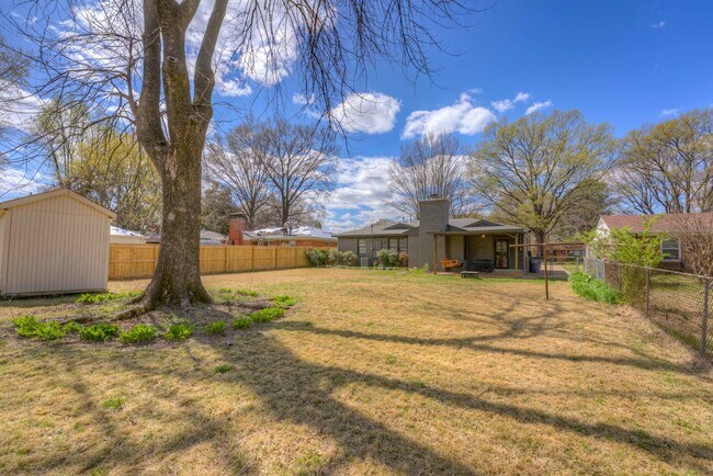 Building Photo - Colonial Acres East Memphis cutie! 3 bedrooms and tons of updates! Appliances included.