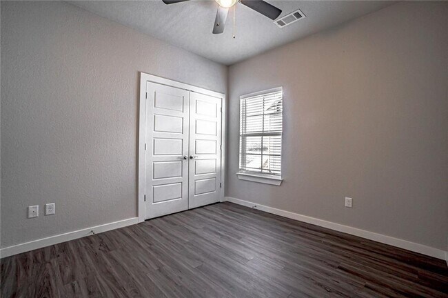 Building Photo - 3101 SW Garrison Ln