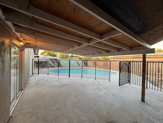 Building Photo - Affordable 3 BD 2 BA house in SW Bakersfield on a corner lot