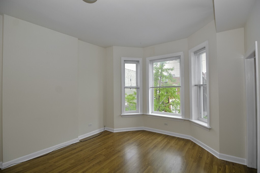 Building Photo - 2145 W Chicago Ave