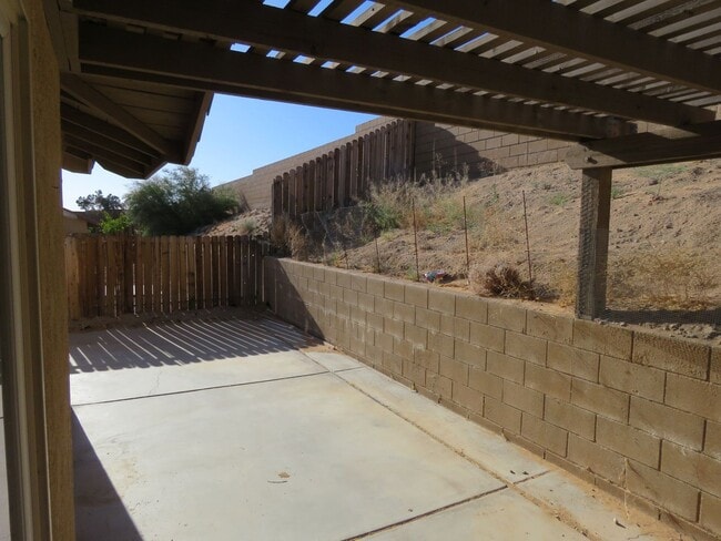 Building Photo - 5 Bedroom in quiet community!