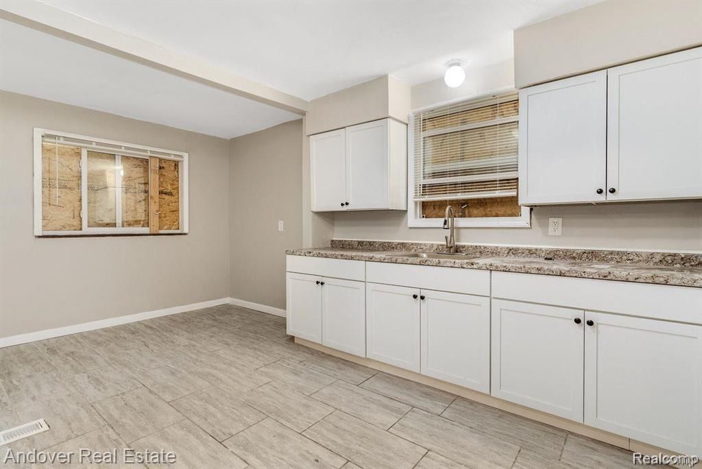 Building Photo - 5574 Buckingham