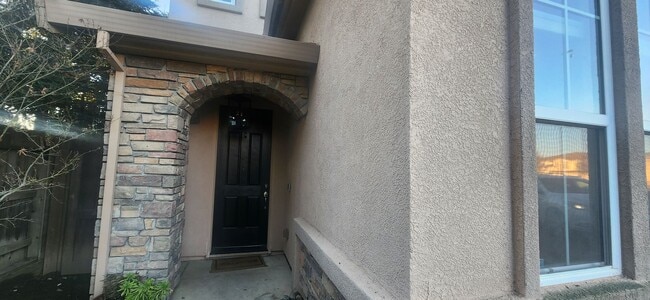 Building Photo - Beautiful 4 Bedroom 2.5 Bathroom Home on Large Lot in Elk Grove