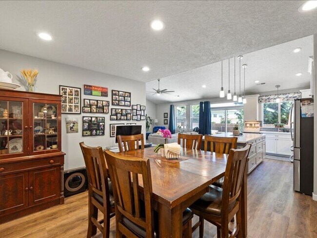 Building Photo - 617 Esperanza Ct