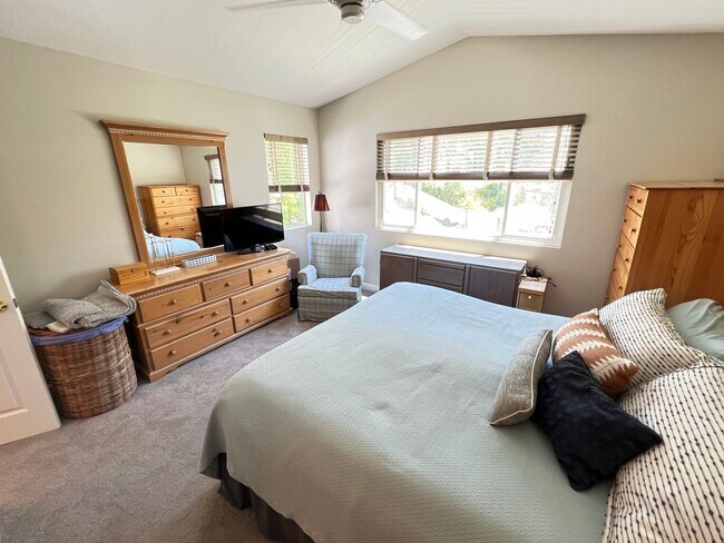Building Photo - Wonderfully Updated 3 Bed 2.5 Bath Foothil...