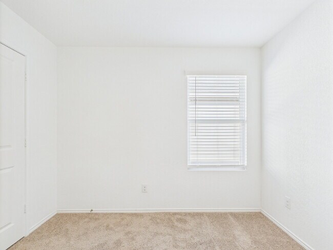 Building Photo - "Open-Concept Living in Fredericksburg"