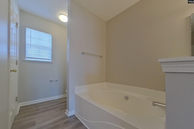 Building Photo - 410 Fox Trot Dr