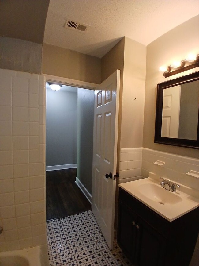 Building Photo - Updated 1 bedroom 1 bathroom Duplex - Open...