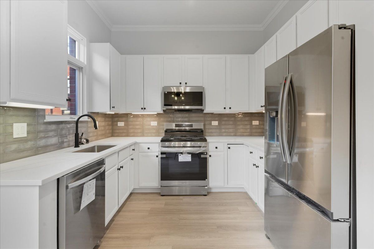 Building Photo - 839 W 14th Pl