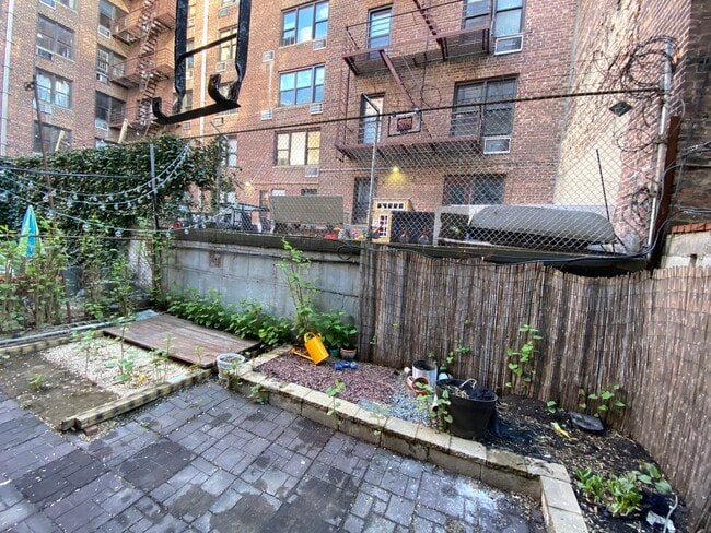 Building Photo - 446 E 78th St
