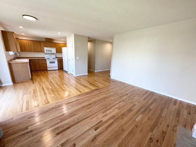 Building Photo - Spacious rambler 2 beds plus den