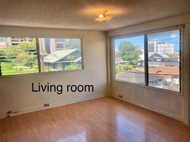 Building Photo - 2 bedroom 1 bathroom perched on the hillsi...