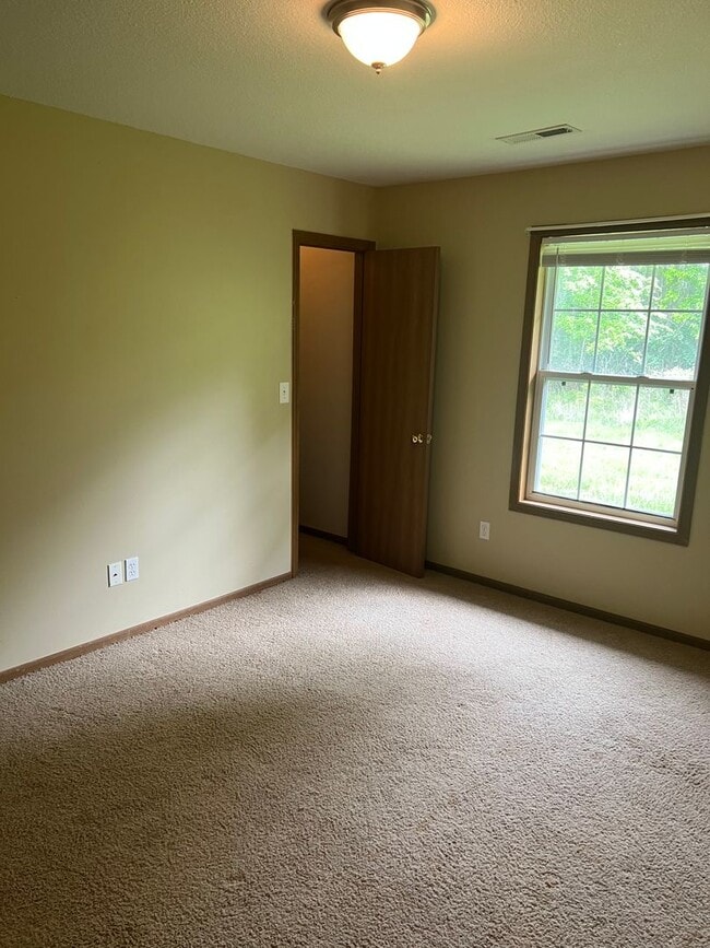 Building Photo - 2626 E Oakbrook Dr