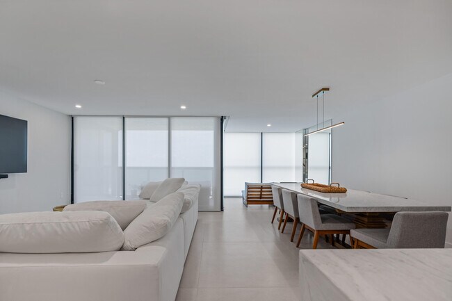 Building Photo - 10410 S Ocean Dr
