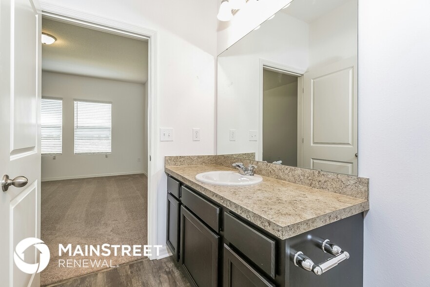 Building Photo - 194 Hidden Lk Lp