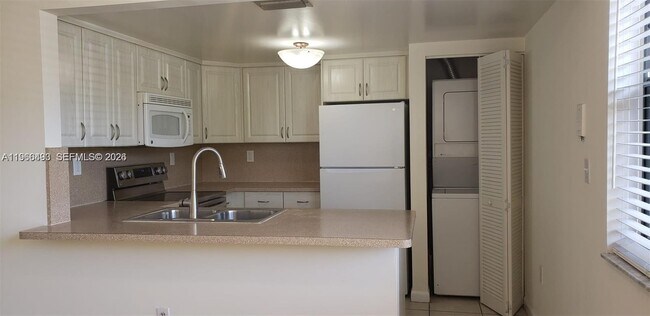 Building Photo - 10221 Fontainebleau Blvd