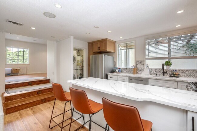 Building Photo - San Diego Coastal Dream Crown Point Jewel 3 or 6 Month lease only Partially Furnished Ready for M...