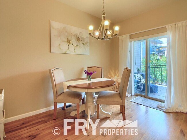 Building Photo - Multi-Level Townhome in the Heart of Belmar