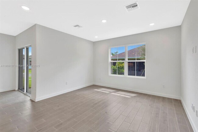 Building Photo - 301 Silver Sands Ln