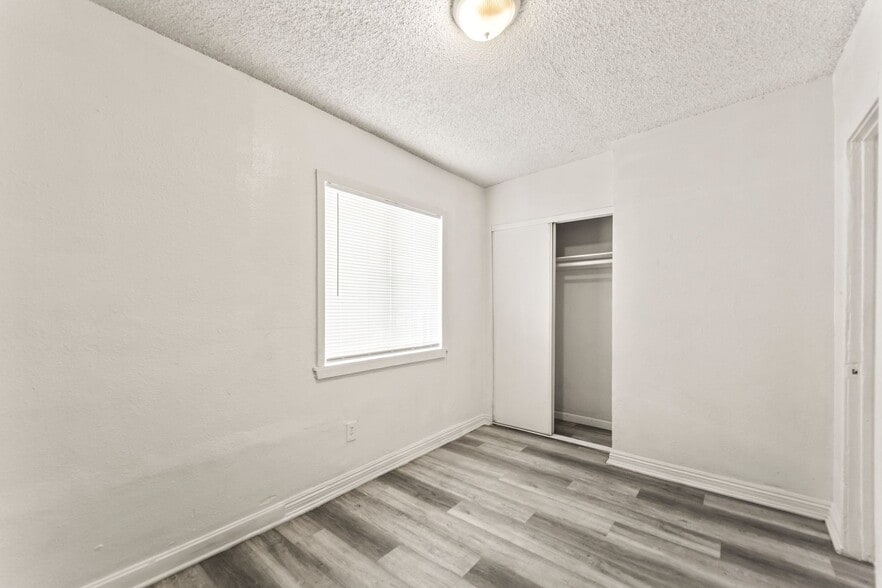 Building Photo - 709 E 108th St