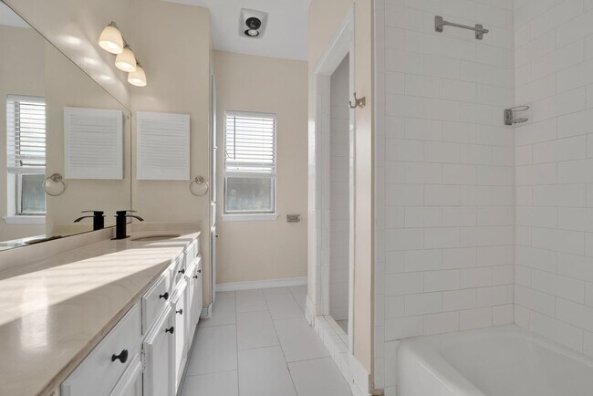 Building Photo - Charming 2 Bedroom Condominum