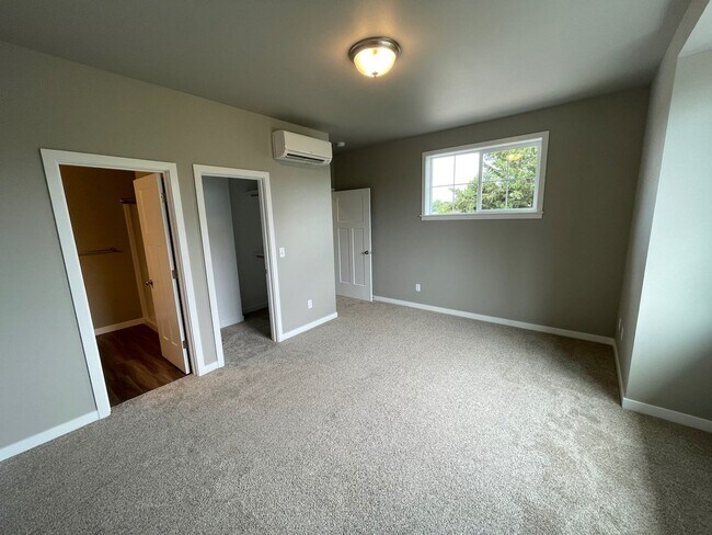 Building Photo - NEW 4 Bedroom / 4.5 Bath Duplex. A/C in every bedroom