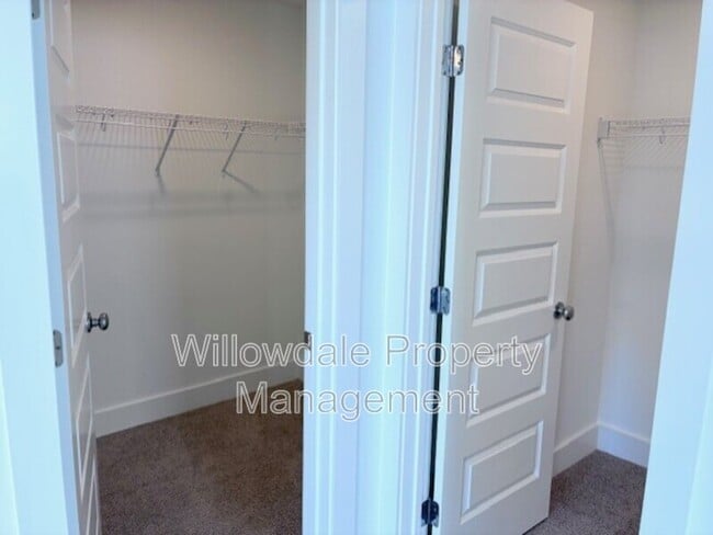 Building Photo - 565 Folk Song Wy