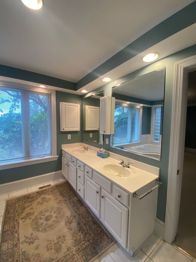 Building Photo - Beautiful 3 BR/2.5 BA Waterfront Home on Trent River!