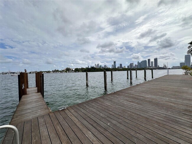 Building Photo - 1100 Venetian Way
