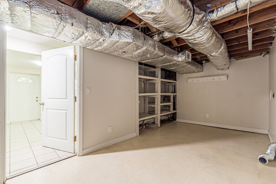 Large Laundry - 1574 Old Spring House Ln