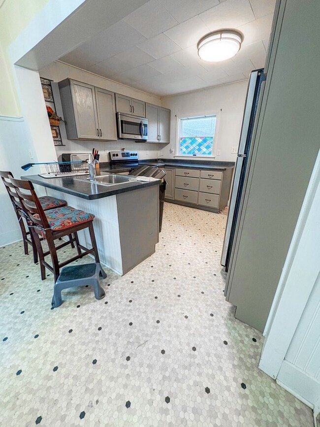 Building Photo - Charming 2 Bedroom Single-Family Home with Garage in Tomah
