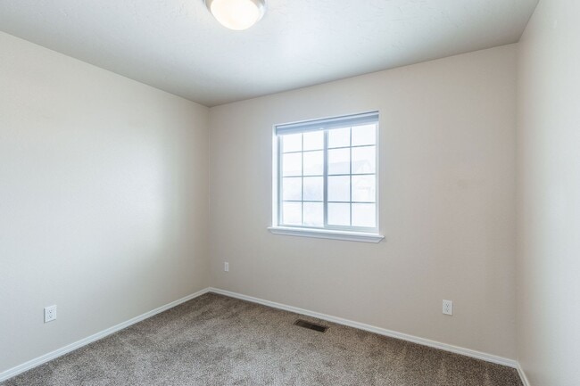 Building Photo - 3 bed 2 bath home