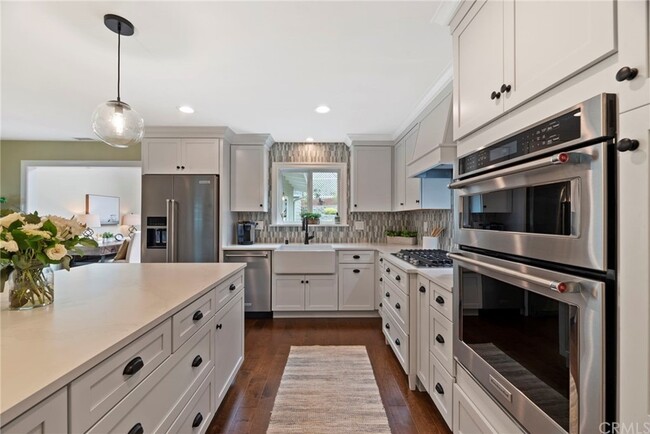 Building Photo - 730 N Paulina Ave